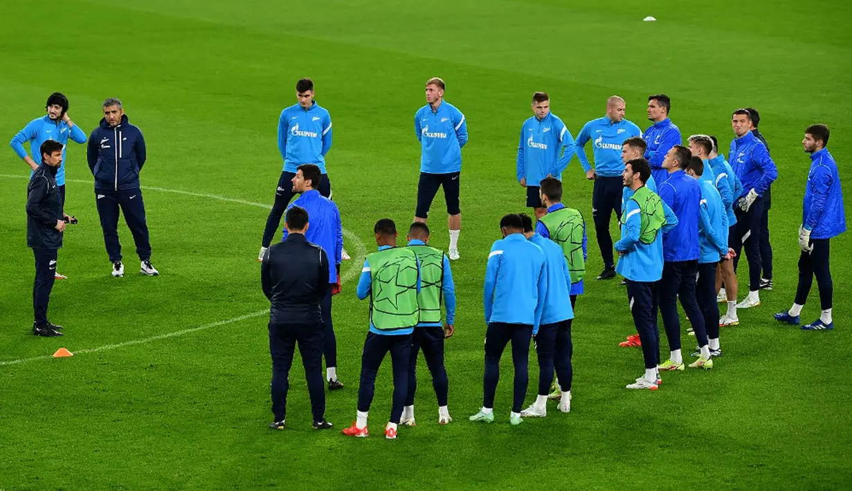 Pelatih Zenit St. Petersburg Sergey Semak (kiri) mengawasi sesi latihan jelang menghadapi Juventus pada pertandingan sepak bola Liga Champions di Stadion Juventus, Turin, Italia, 1 November 2021. (Isabella BONOTTO/AFP)