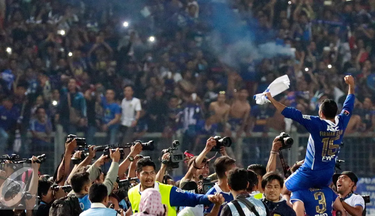 Gelandang Persib, Firman Utina merayakan kemenangan usai menjuarai Piala Presiden di Stadion Utama Gelora Bung Karno, Jakarta, Minggu (18/10/2015). Persib berhasil mengalahkan Sriwijaya FC Palembang dengan skor 2-0. (Liputan6.com/Yoppy Renato)