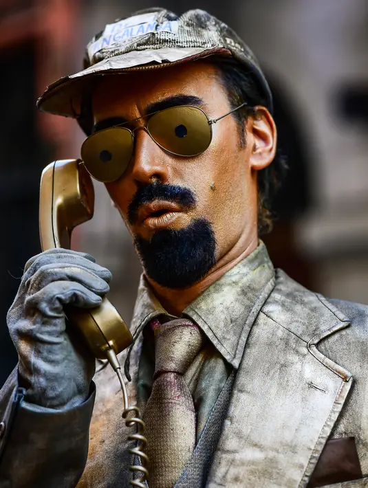 Seorang peserta berpose saat Kontes Nasional Patung Hidup ke-20 di Buenos Aires, Argentina pada 22 September 2019. Dalam festival tersebut para peserta berdandan mirip seperti patung. (Photo by RONALDO SCHEMIDT / AFP)