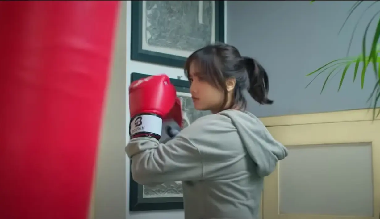 Akting Fujianti Utami Putri alias Fuji dalam film Bukan Cinderella. (Foto: Super Media Pictures via YouTube Cinepolis Indonesia) - 5