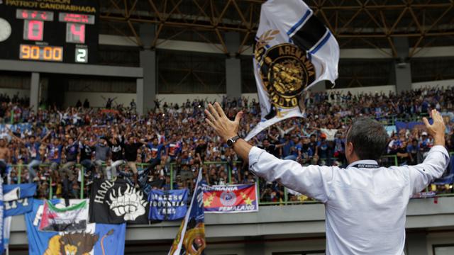 Dielu-elukan Aremania, Milomir Seslija Merasa Pemain Arema Lebih Layak Menerima Pujian