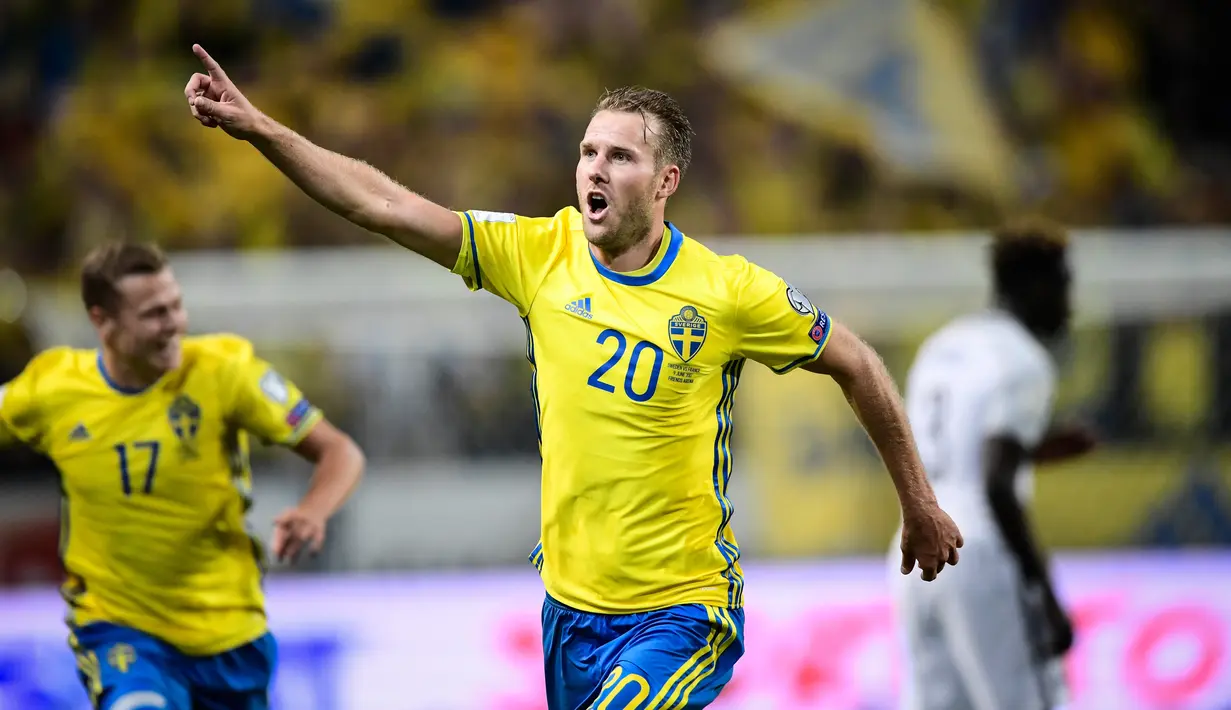 Penyerang Swedia, la Toivonen melakukan selebrasi usai mencetak gol ke gawang Prancis pada laga kualifikasi Piala Dunia 2018 di Friends Arena, Solna, Stockholm (9/6). Swedia menang atas Prancis dengan skor 2-1. (Marcus Eriksson/TT via AP)