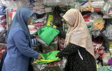 Keluh Kesah Pedagang Pasar Senen Jelang HUT RI, Harga Bahan Baku Pernak Pernik Naik tapi Omzet Turun 70 Persen