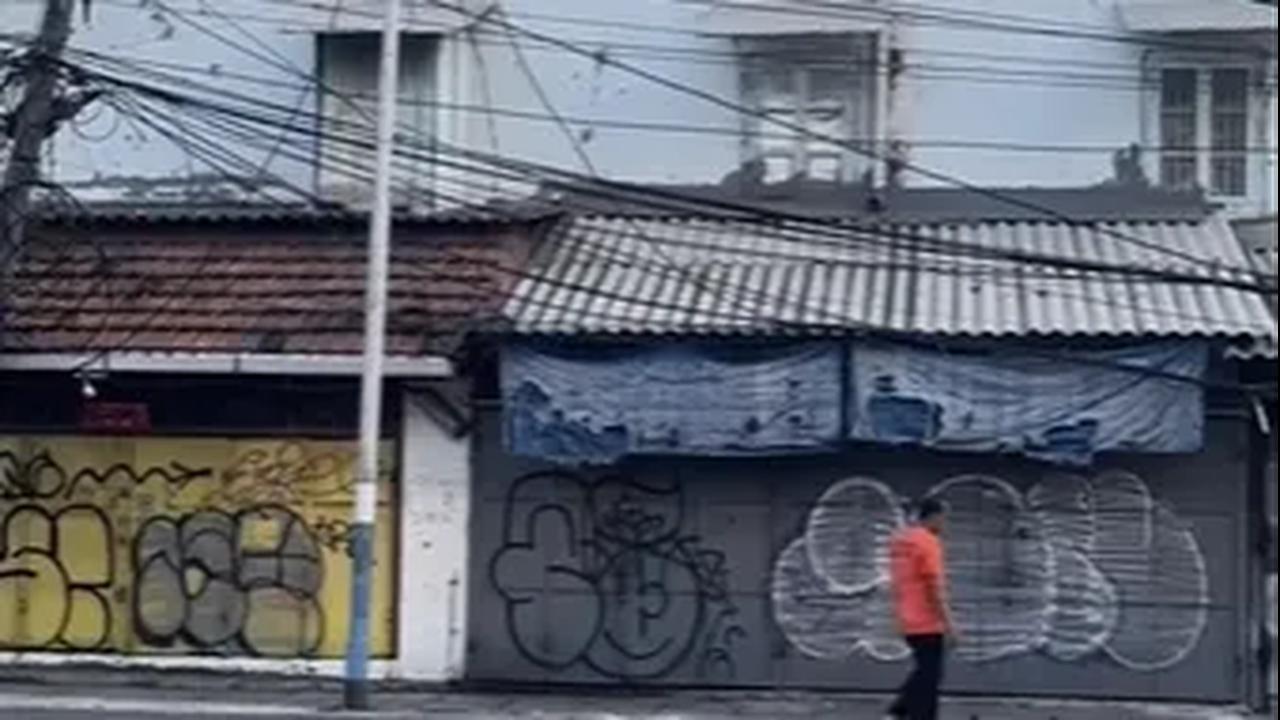 Tak sekedar menikmati berbagai suguhan, lokasi ini juga menjadi tempat dari praktek prostitusi pada zaman dulu. Bahkan para pelaku prostitusi didatangkan langsung dari China.