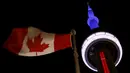 The landmark CN Tower menyala dengan warna bendera Prancis yaitu warna biru, putih dan merah di Toronto (13/11). Aksi ini sebagai ungkapan belasungkawa menyusul serangan teror di Perancis. (REUTERS/Chris Helgren)