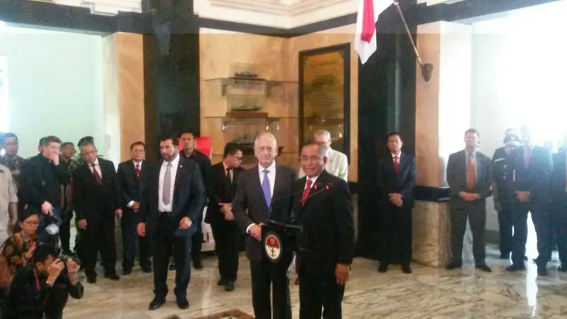 Menhan AS James Mattis dan Menhan RI Ryamizard Ryacudu usai dialog bilateral di Gedung Kemhan RI, Jakarta (23/1/2018) (Liputan6.com/Rizki Akbar Hasan)