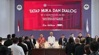 Capres nomor urut 3 Ganjar Pranowo berdialog bersama jajaran Badan Pekerja Majelis Sinode Gereja Masehi Injili Minahasa, Kota Tomohon, Sulawesi Utara, Kamis (1/2/2024). Dalam kesempatan itu, Ganjar membahas pentingnya moral dan etika di samping mensejahterakan masyarakat. (Liputan6.com/Nanda Perdana Putra)