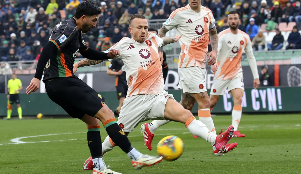 Pemain Venezia, Mikael Egill Ellertsson (kiri) berusaha melepaskan tembakan ke gawang AS Roma dalam laga lanjutan Liga Italia 2024/2025 di Pier Luigi Penzo Stadium, Venice, Italia, Minggu (10/02/2025). (AP Photo/LaPresse/Paola Garbuio)