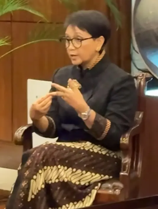 Di unggahannya di akun Instagramnya, Ibu Retno memperlihatkan aktivitasnya menyambut beberapa tamu negara bersama Presiden Jokowi dengan tampilan yang berbeda. Ibu Retno mengenakan kebaya janggan dan kain batik. [Foto: Instagram/retno_marsudi]