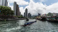  Suasana perlombaan perahu naga dalam peringatan tahunan Tuen Ng atau Festival Perahu Naga di Hong Kong, Kamis (9/6). Festival tersebut digelar tiap bulan kelima penanggalan Tiongkok. (Anthony WALLACE/AFP)