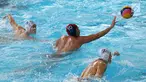 Atlet Polo Air Putra Indonesia, Ridjkie Mulia melempar bola dibayang-bayangi dua atlet Polo Air Putra Korea Selatan pada pertandingan babak semifinal putra peringkat 5 - 8 besar di Akuatik Center, Jakarta, Jumat (31/8).(Liputan6.com/Fery Pradolo)