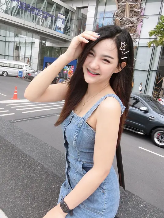 Seperti sang kakak, Sandy juga enggak kalah cantik. Ternyata Sandy juga memiliki hobi yang sama dengan sang kakak yaitu makan banyak. (Liputan6.com/IG/@sandy_klisana)