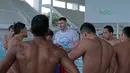 Atlet Polo Air Putra Indonesia mendengar arahan pelatih, Milos Sakovic pada sesi latihan di Aquatic Center, Senayan, (07/03/2018). Latihan ini meupakan persiapan Asian Games 2018. (Bola.com/Nick Hanoatubun)