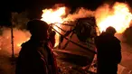 Sejumlah imigran berdiri melihat tempat tinggalnya yang dibakar pihak berwenang Prancis saat pembongkaran kamp pengungsian di lahan kumuh yang dijuluki "Jungle" di Calais, Prancis (1/3). (REUTERS/Pascal Rossignol)