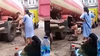 Seorang pria sibuk perbaiki truk sambil gendong anaknya (Instagram/@hariankopas)