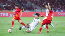 Pemain Timnas Indonesia U-23, Kadek Arel, berusaha mengahalau bola saat melawan Vietnam pada laga final Piala AFF U-23 2025 di Stadion Utama Gelora Bung Karno (SUGBK), Jakarta, Selasa (29/7/2025) malam WIB. (Bola.com/M Iqbal Ichsan)