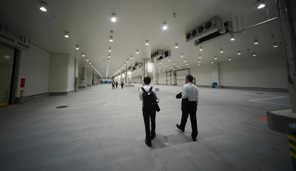 Suasana pasar ikan Toyosu yang akan resmi dibuka pada bulan Oktober mendatang, di Tokyo, Kamis (13/9). Pemerintah kota akan merelokasi pasar ikan Tsukiji yang terkenal di Tokyo dan merupakan pasar ikan terbesar di dunia, ke lokasi ini. (AP/Eugene Hoshiko)
