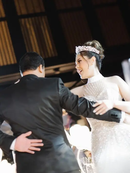 <p>"Skalian meminta doa restu kepada semuanya dan mohon maaf bgt kemarin ak nikahannya sama keluarga inti aku dan keluarga inti suami saja🙏🏻 jadi singkat cerita harusnya aku married itu di tahun lalu, tp rencana berubah2 krn tahun lalu masih covid2nya, trus tiba2 oma sakit dan memburuk, sempet mau nikahan di rumah tadinya biar oma bisa liat tp takdir berkata lain oma dipanggil Tuhan dan akhirnya rencana berubah lagi &hellip; Lanjut PART 2," tutup Tina Toon. [Instagram/tinatoon101]</p>