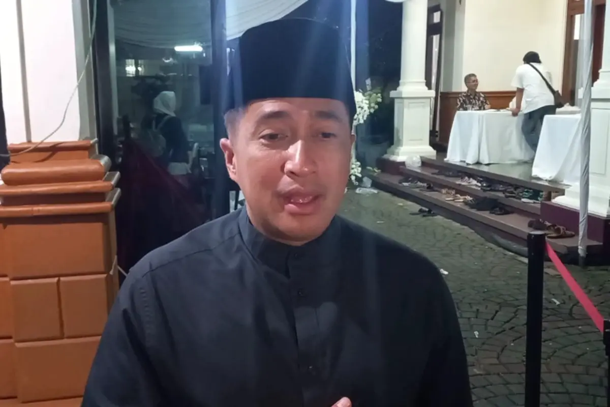 Irfan Hakim di rumah duka, Kawasan Pancoran, Jakarta Selatan, Kamis (10/4/2025) malam.
