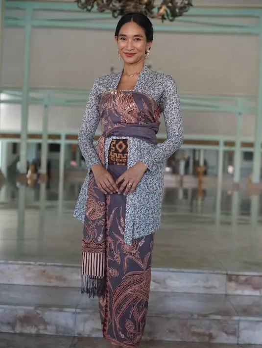 Dengan gaya serupa, Happy Salma kenakan kebaya kutubaru dipadukan lilitan kain batik di bagian luar [@happysalma]