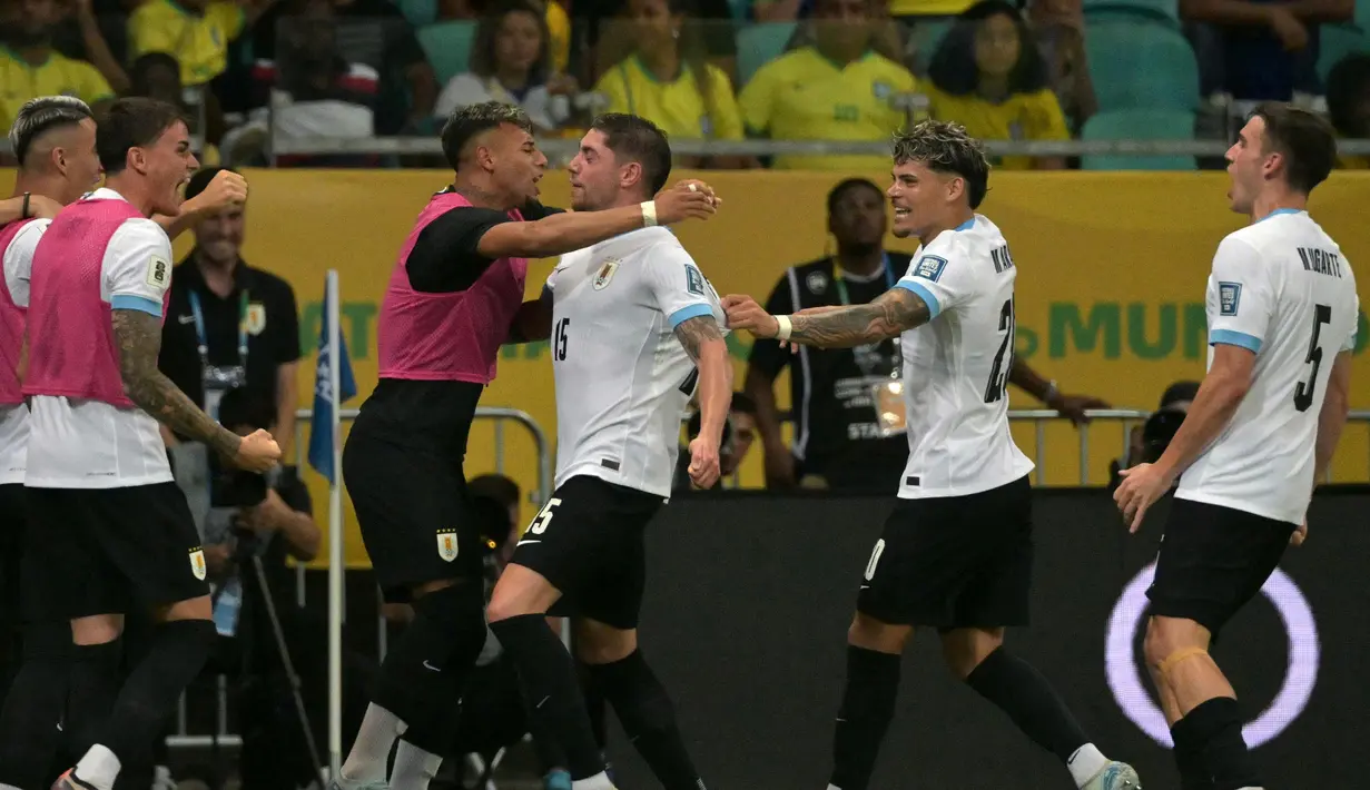 Uruguay berhasil memecah kebuntuan pada menit ke-55. Gol Federico Valverde membuka keunggulan La Celeste atas Selecao. (NELSON ALMEIDA/AFP)