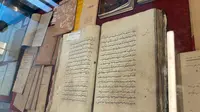 Al-Qur'an Tulis Tangan Sejak Tahun 1800 (Dewi Divianta/Liputan6.com)