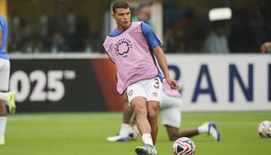 Thiago Silva dari Fluminense melakukan pemanasan&nbsp;sebelum pertandingan Grup F Piala Dunia Antarklub antara Fluminense dan Borussia Dortmund di East Rutherford, Selasa, 17 Juni 2025. (AP Photo/Seth Wenig)