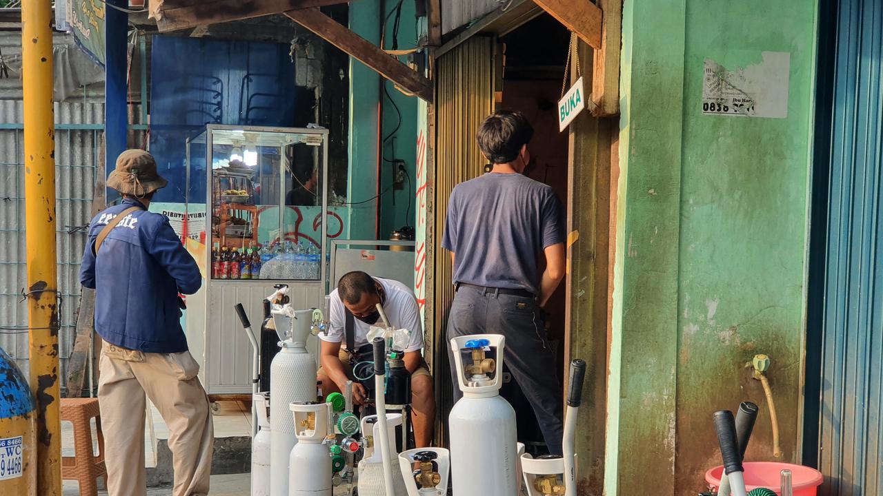 Masyarakat mengeluhkan kelangkaan tabung oksigen yang beredar di pasaran. Kesulitan semakin bertambah dengan harga tabung oksigen yang naik ditengah lonjakan angka penyebaran Covid-19.