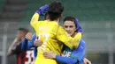 Striker Sassuolo, Giacomo Raspadori (kanan) merayakan kemenangan 2-1 atas AC Milan bersama rekan setim usai laga lanjutan Liga Italia 2020/2021 pekan ke-32 di San Siro Stadium, Milan, Rabu (21/4/2021). (AP/Antonio Calanni)