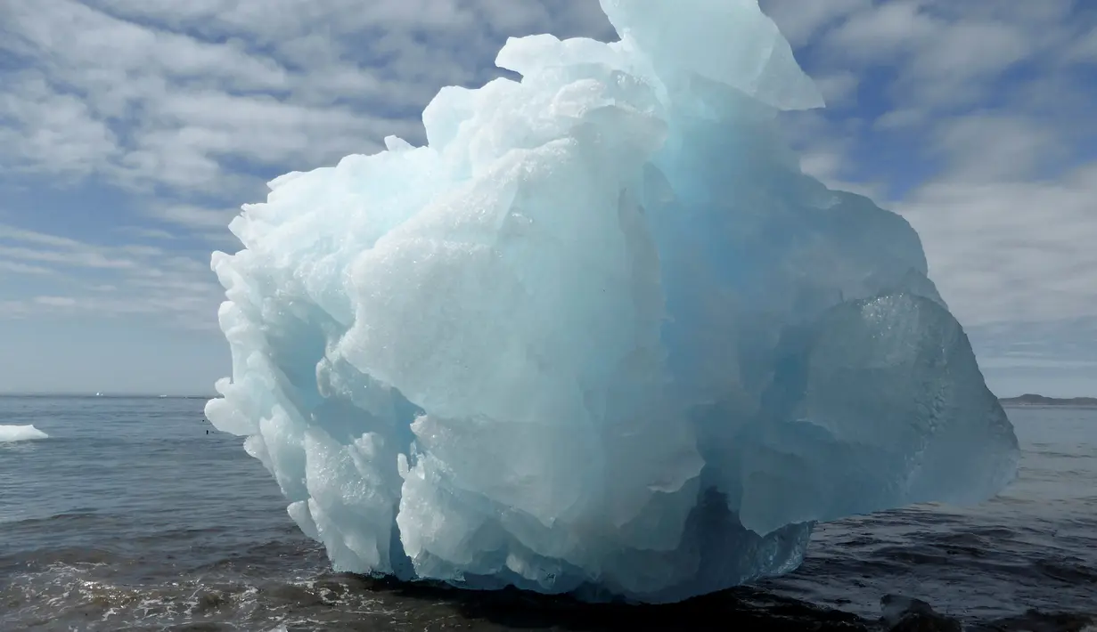 Bongkahan es berukuran raksasa di Nuuk, Greenland, 5 Juni 2016. Cuaca ekstrem membuat sebagian gunung es mencair dan mengakibatkan naiknya air laut. (REUTERS / Alister Doyle)