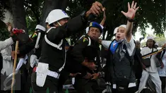 Seorang pria yang diduga provokator dalam aksi damai 2 Desember ditangkap oleh polisi Militer Angkatan Laut di kawasan Monas, Jakarta, Jumat (2/12). Pria itu tertangkap tangan membawa golok saat aksi damai tengah berlangsung. (Liputan6.com/Gempur M Surya)