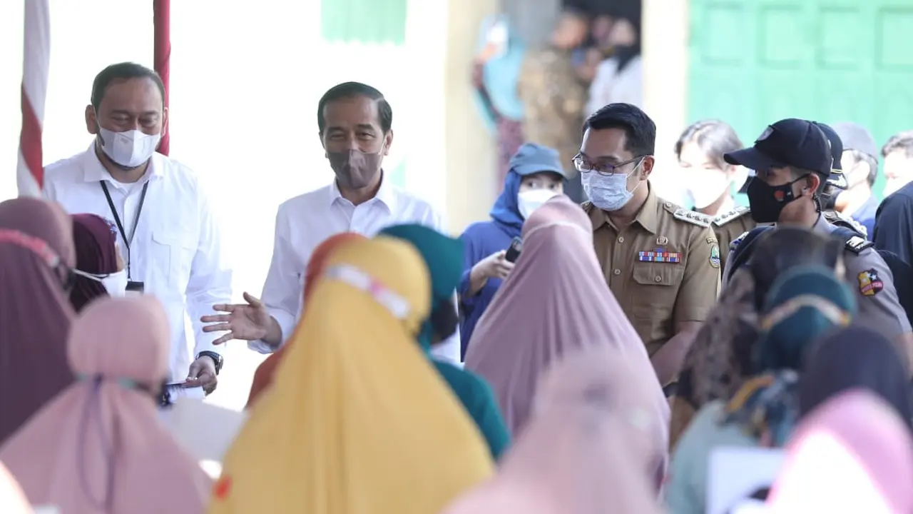 Presiden Bagikan Bantuan tunai dan Bantuan Modal Usaha kepada Pedagang Pasar di Cirebon