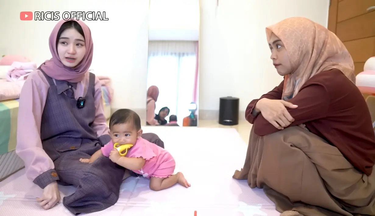 Dan yang menuai kritik adalah ketika Ricis tampak 'memaksa' Catheez untuk bicara tentang keluarga. [YouTube Ricis Official]