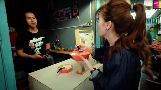 Ayu Ting Ting Tolak Tawaran Makanan Gratis Saat Jajan di Blok M, Banjir Pujian dari Netizen (credit: YouTube/Qiss You TV)