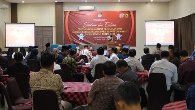 Para wakil parpol dan perwakilan masyarakat dalam Sosialisasi dan Evaluasi Penyusunan Daerah Pemilihan (Dapil) dan Alokasi Kursi Anggota Dewan Perwakilan Rakyat Daerah (DPRD) Garut. (Liputan6.com/Jayadi Supriadin).
