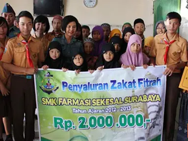 Citizen6, Surabaya: Siswa SMF Sekesal, foto bersama dengan pengurus dan anak-anak yatim piatu usai penyerahan Zakat Fitrah. (Pengirim: Penkobangdikal).