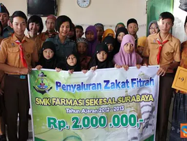 Siswa Sekesal Bagikan Zakat dan Takjil