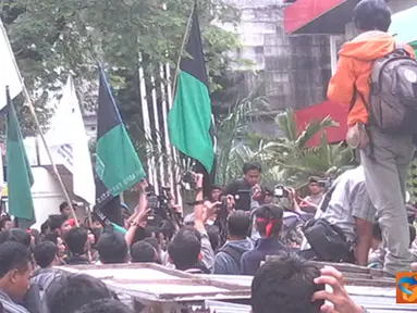 Citizen6, Yogyakarta: Setelah beberapa utusan mahasiswa keluar dari kantor pertamina, para mahasiswa melanjutkan demo ke gedung DPR yogyakarta. (Pengirim: Tomi)