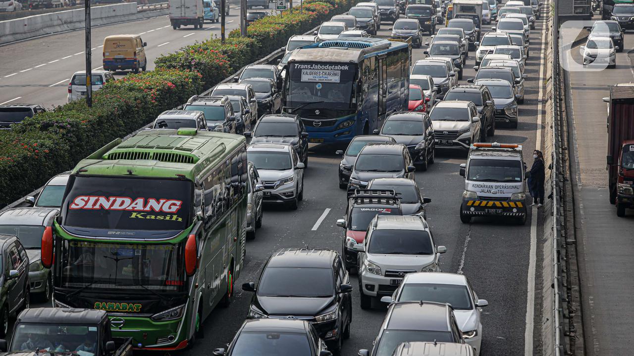 Kemacetan Tol Dalam Kota Akibat Penyekatan Terkait PPKM Darurat