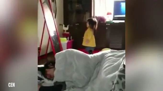 [Bintang] Lah Kocak! Balita Ini Mental karena Bersinnya Sendiri