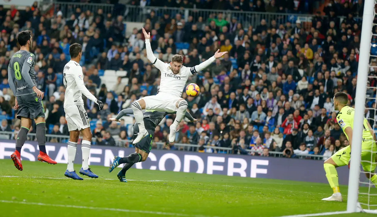 Pemain Real Madrid Sergio Ramos melompat saat berada depan gawang Real Sociedad pada laga pekan ke-18 La Liga Spanyol di Santiago Bernabeu, Minggu (6/1). Real Sociedad meraih kemenangan 2-0 atas Real Madrid. (AP Photo/Paul White)