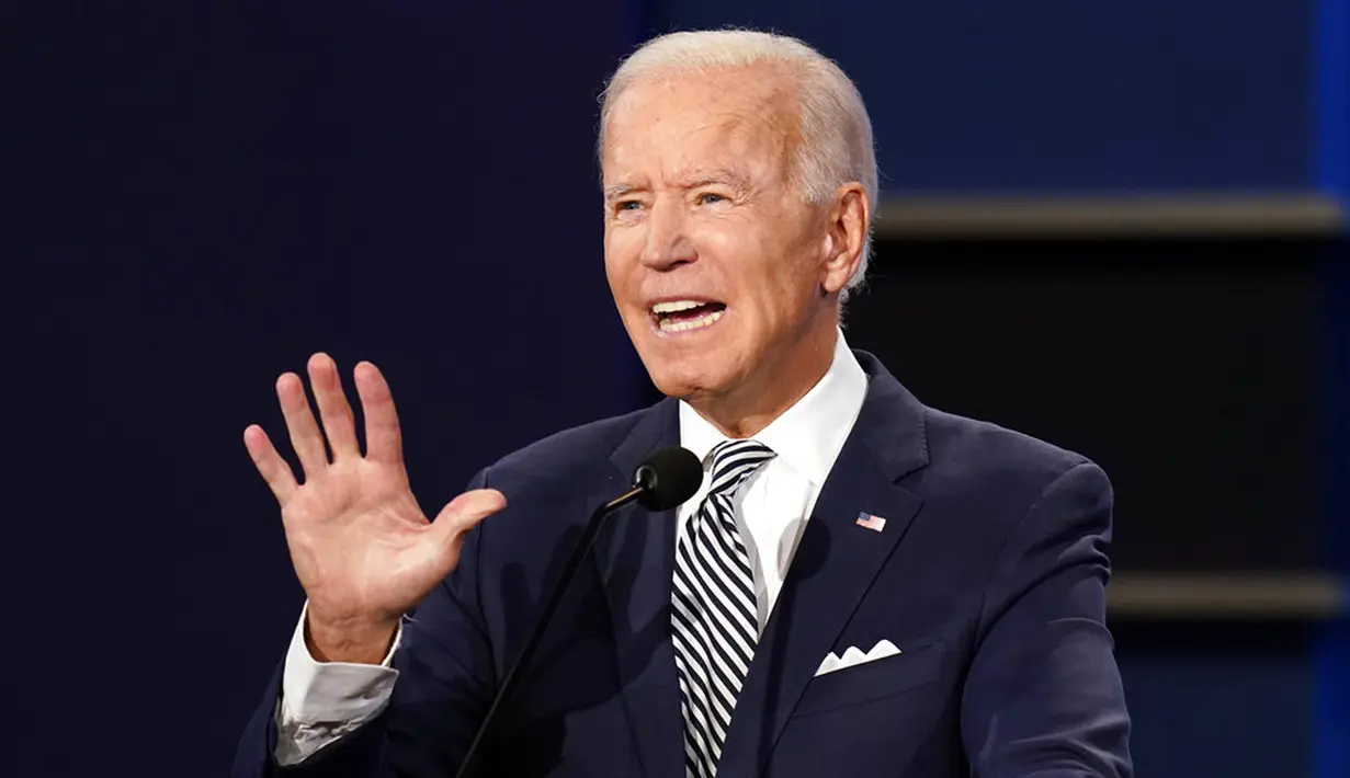 Calon presiden dari Partai Demokrat, mantan Wakil Presiden Joe Biden berbicara selama debat presiden pertama dengan Presiden Donald Trump di Case Western University and Cleveland Clinic, Cleveland, Ohio, Selasa (29/9/2020). (AP Photo/Patrick Semansky)