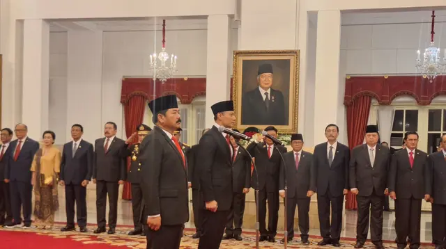Presiden Joko Widodo atau Jokowi melantik Marsekal (Purn) Hadi Tjahjanto sebagai Menteri Koordinator Bidang Politik, Hukum, dan Keamanan (Menko Polhukam) di Istana Negara Jakarta, Rabu (21/2/2024). (Lizsa Egeham).
