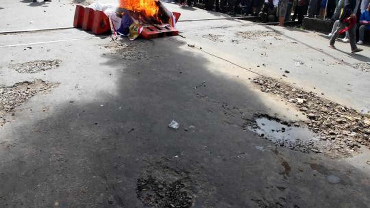 Rel diblokir, perjalanan KA terganggu