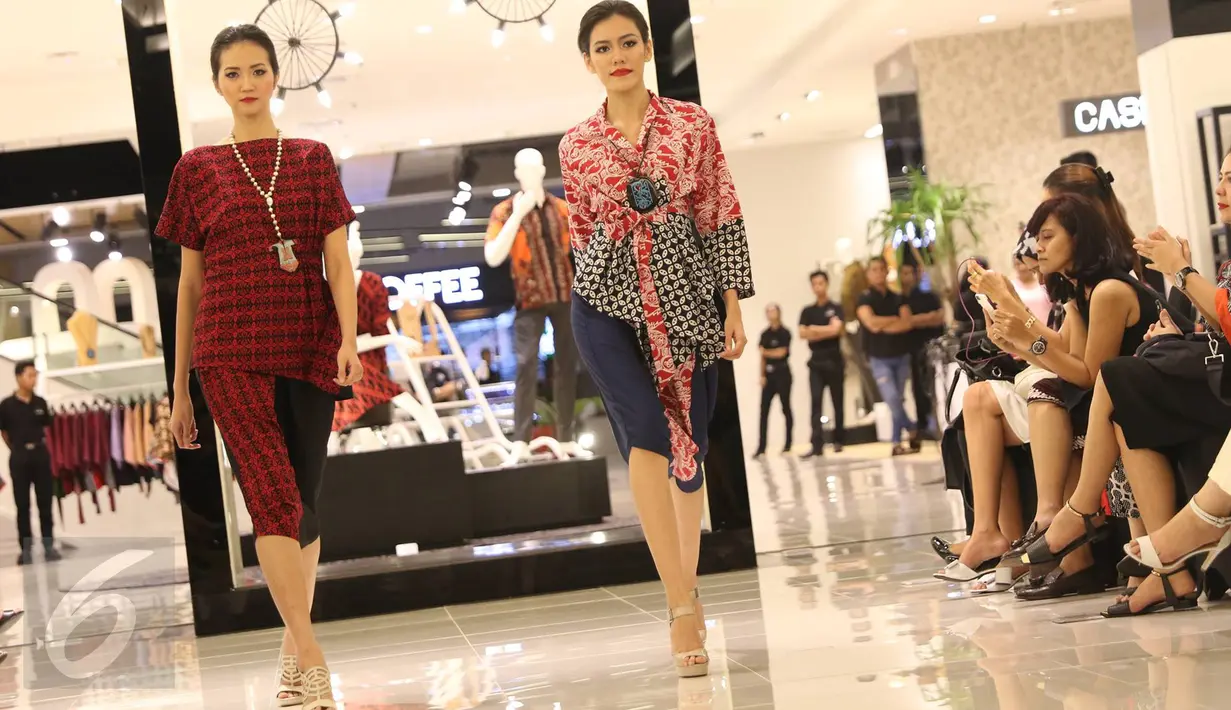 Model mengenakan busana batik pada soft launching New Playground-The Legacy, Lippo Mall Kemang, Jakarta, Rabu (12/10). The Legacy menghadirkan produk lokal desainer Indonesia, pengrajin, serta pengusaha berskala UKM. (Liputan6.com/Immanuel Antonius)