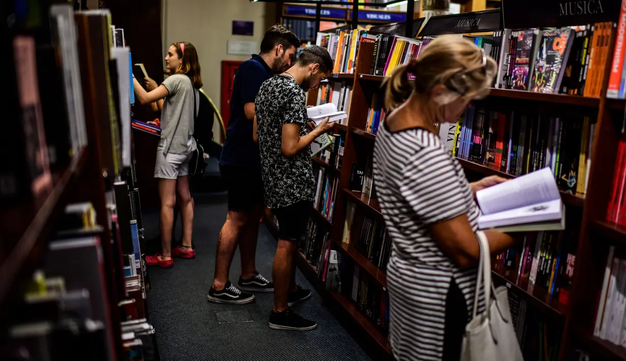 Pengunjung melihat buku di toko buku "El Ateneo Grand Splendid" di Buenos Aires, Argentina pada Rabu (9/1). Pada 2019, El Ateneo Grand Splendid dinobatkan sebagai toko buku terindah nomor dua di dunia oleh National Geographic. (RONALDO SCHEMIDT / AFP)