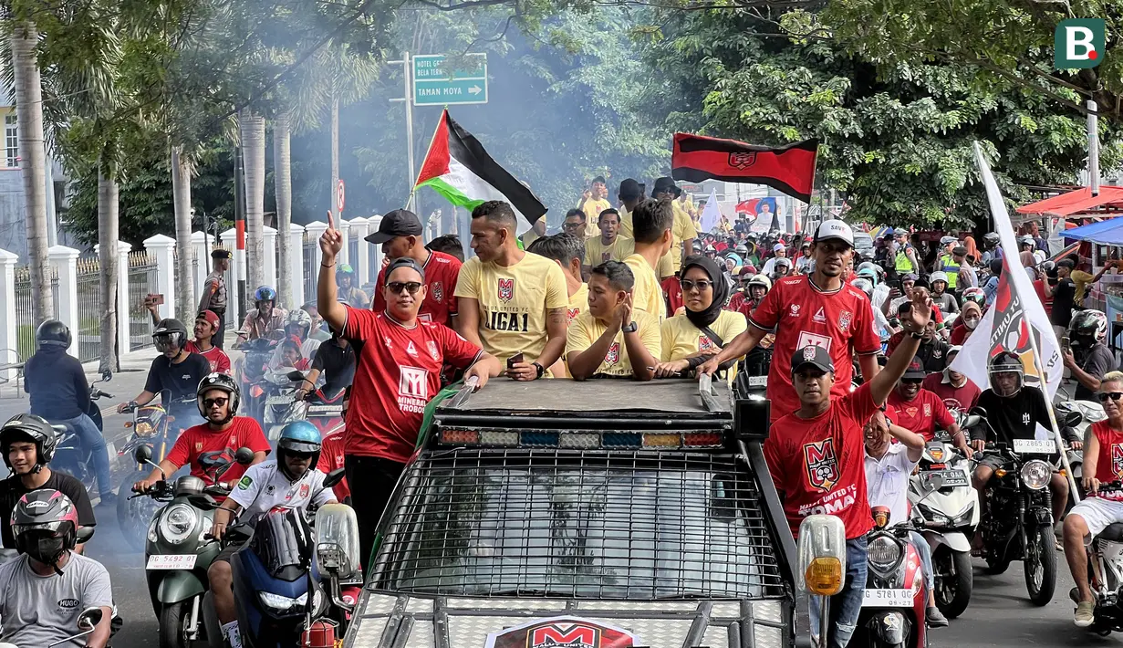 <p>Sejumlah pemain Malut United menaiki mobil bak terbuka saat mengikuti konvoi di Kota Ternate, Maluku Utara pada Kamis (14/03/2024). (Bola.com/Hery Kurniawan)</p>