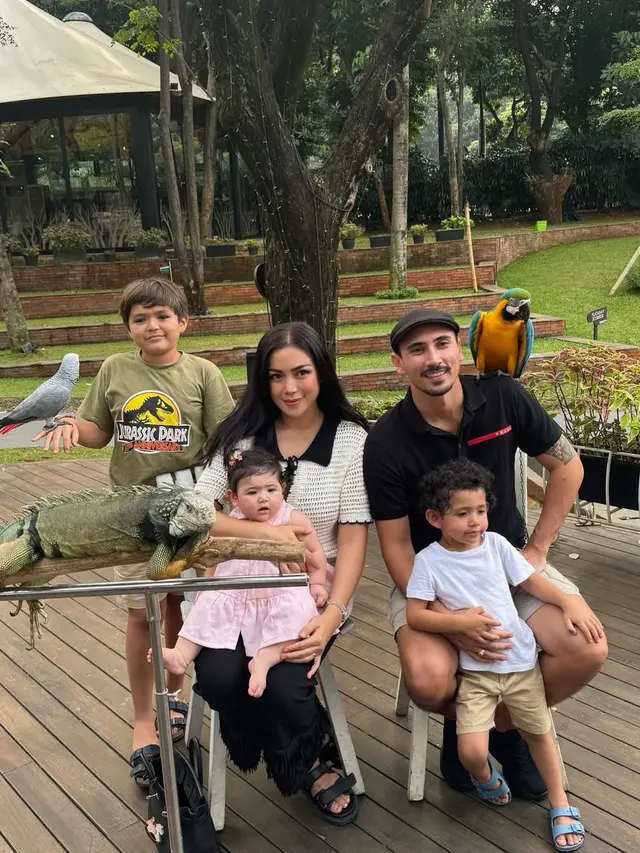 Foto-foto Jessica Iskandar dan Vincent Verhaag Ajak Anak ke Kebun Binatang/Instagram @inijedar