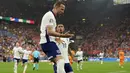 Selebrasi striker Timnas Inggris, Harry Kane setelah mencetak gol penyeimbang 1-1 ke gawang Timnas Belanda lewat eksekusi penalti pada laga semifinal Euro 2024 di Westfalenstadion, Dortmund, Jerman, Kamis (10/7/2024). (AP Photo/Frank Augstein)