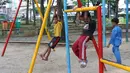 Anak-anak bermain di area Taman Puring , Jakarta, Jumat (11/1). Pemprov DKI Jakarta berencana merevitalisasi lima taman, diantaranya Taman Tebet, Taman Puring, Taman Tugu Tani, Taman Mataram, dan Taman Langsat. (Liputan6.com/Helmi Fithriansyah)